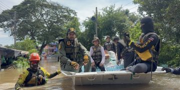 สิงห์บุรี / บิณฑ์ บรรลือฤทธิ์ นำทีมมูลนิธิร่วมกตัญญู เปิดปฏิบัติการช่วยเหลือผู้ประสบอุทกภัย ตำบลโรงช้าง จังหวัดสิงห์บุรี