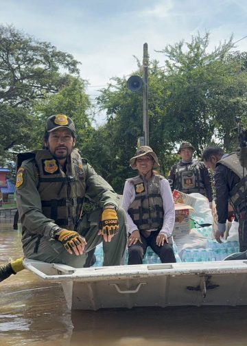 สิงห์บุรี / บิณฑ์ บรรลือฤทธิ์ นำทีมมูลนิธิร่วมกตัญญู เปิดปฏิบัติการช่วยเหลือผู้ประสบอุทกภัย ตำบลโรงช้าง จังหวัดสิงห์บุรี