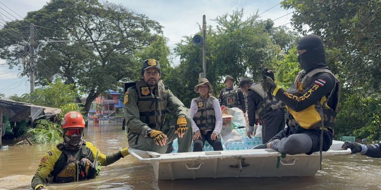 สิงห์บุรี / บิณฑ์ บรรลือฤทธิ์ นำทีมมูลนิธิร่วมกตัญญู เปิดปฏิบัติการช่วยเหลือผู้ประสบอุทกภัย ตำบลโรงช้าง จังหวัดสิงห์บุรี 12 สิงห์บุรี / บิณฑ์ บรรลือฤทธิ์ นำทีมมูลนิธิร่วมกตัญญู เปิดปฏิบัติการช่วยเหลือผู้ประสบอุทกภัย ตำบลโรงช้าง จังหวัดสิงห์บุรี