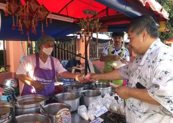 กาฬสินธุ์เปิดเมนูร้านยายจุ๋มอาหารอีสานแซ่บเว่อร์ขายถูก 20 บาท ช่วยคนรายได้น้อย