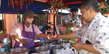 กาฬสินธุ์เปิดเมนูร้านยายจุ๋มอาหารอีสานแซ่บเว่อร์ขายถูก 20 บาท ช่วยคนรายได้น้อย