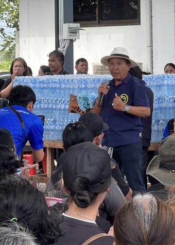 ชัยนาท สส.มณเฑียรยกคาราวานข้ามอำเภอขนถุงยังชีพ5พันชุดแจกผู้ประสบภัยน้ำท่วมทั้งอำเภอ