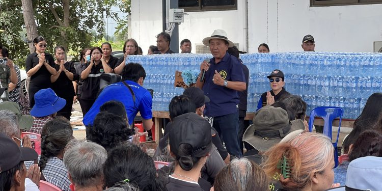 ชัยนาท สส.มณเฑียรยกคาราวานข้ามอำเภอขนถุงยังชีพ5พันชุดแจกผู้ประสบภัยน้ำท่วมทั้งอำเภอ