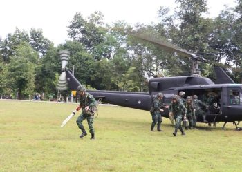 แม่ฮ่องสอนฮ.ฉก.แม่ฮ่องสอนร่อนลงฉุกเฉินกลางทุ่งนาหลังมีสัญญาณเตือน 19 แม่ฮ่องสอนฮ.ฉก.แม่ฮ่องสอนร่อนลงฉุกเฉินกลางทุ่งนาหลังมีสัญญาณเตือน