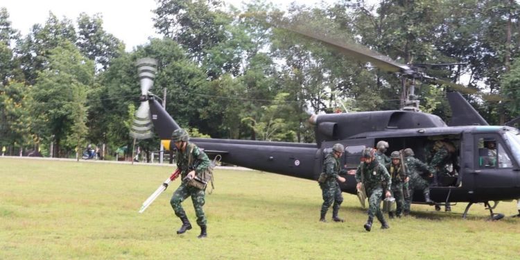 แม่ฮ่องสอนฮ.ฉก.แม่ฮ่องสอนร่อนลงฉุกเฉินกลางทุ่งนาหลังมีสัญญาณเตือน