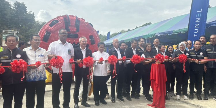 เบตง / เปิดเจาะอุโมงค์ระบายน้ำแก้ปัญหาน้าท่วมเมืองเบตงเบตง เปิดงานเจาะอุโมงค์ระบายน้ำ ใต้สนามกีฬากลางเทศบาลเมืองเบตง เพื่อแก้ไขปัญหาน้ำท่วมบ้านเรือนชาวบ้านในเขตชุมชนเมืองเบตง 12 เบตง / เปิดเจาะอุโมงค์ระบายน้ำแก้ปัญหาน้าท่วมเมืองเบตงเบตง เปิดงานเจาะอุโมงค์ระบายน้ำ ใต้สนามกีฬากลางเทศบาลเมืองเบตง เพื่อแก้ไขปัญหาน้ำท่วมบ้านเรือนชาวบ้านในเขตชุมชนเมืองเบตง