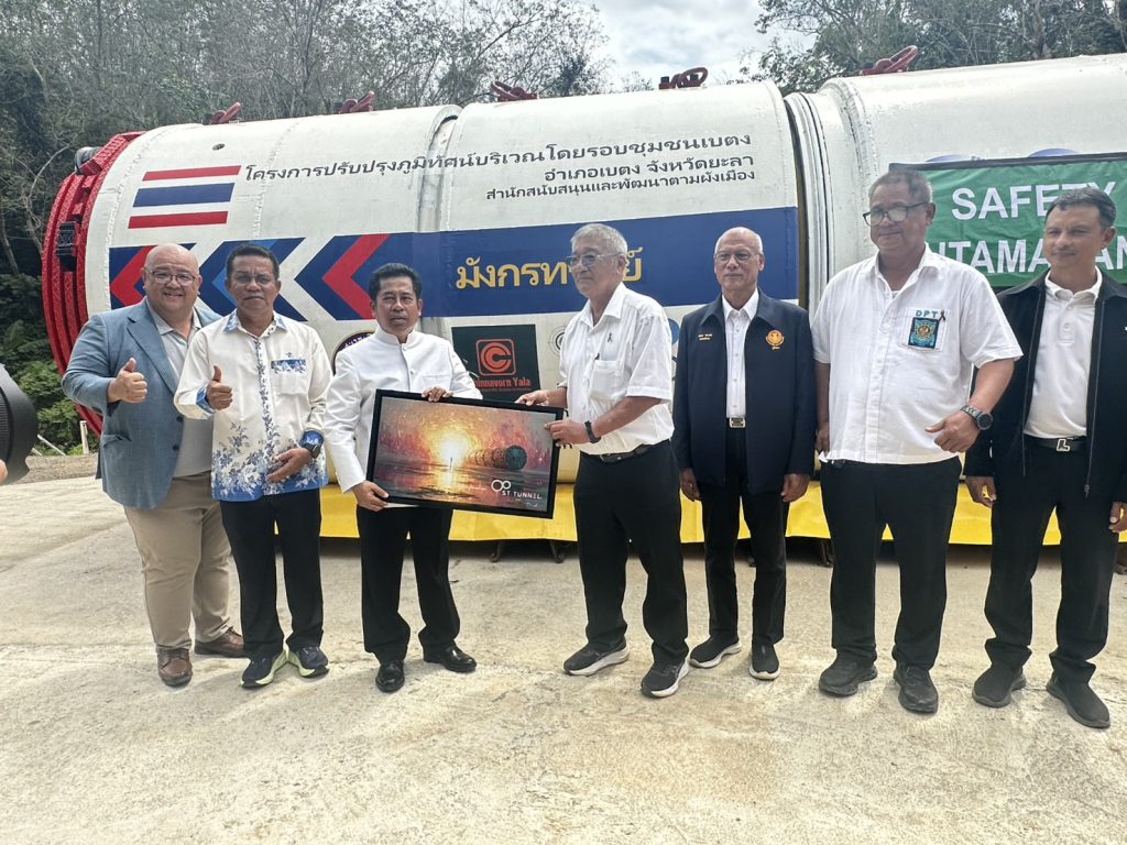 เบตง / เปิดเจาะอุโมงค์ระบายน้ำแก้ปัญหาน้าท่วมเมืองเบตงเบตง เปิดงานเจาะอุโมงค์ระบายน้ำ ใต้สนามกีฬากลางเทศบาลเมืองเบตง เพื่อแก้ไขปัญหาน้ำท่วมบ้านเรือนชาวบ้านในเขตชุมชนเมืองเบตง 13 Talknews Online