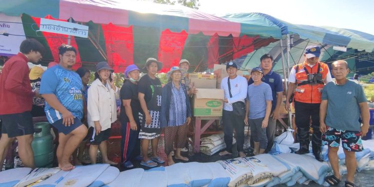 สิงห์บุรี / ผวจ.ช้าง–ชัยชาญ สิทธิวิรัชธรรม อดีตผู้ว่าฯ สิงห์บุรี ส่งกำลังใจผู้ประสบภัย มอบสิ่งของช่วยเหลือกว่า 400 ชุด 12 สิงห์บุรี / ผวจ.ช้าง–ชัยชาญ สิทธิวิรัชธรรม อดีตผู้ว่าฯ สิงห์บุรี ส่งกำลังใจผู้ประสบภัย มอบสิ่งของช่วยเหลือกว่า 400 ชุด