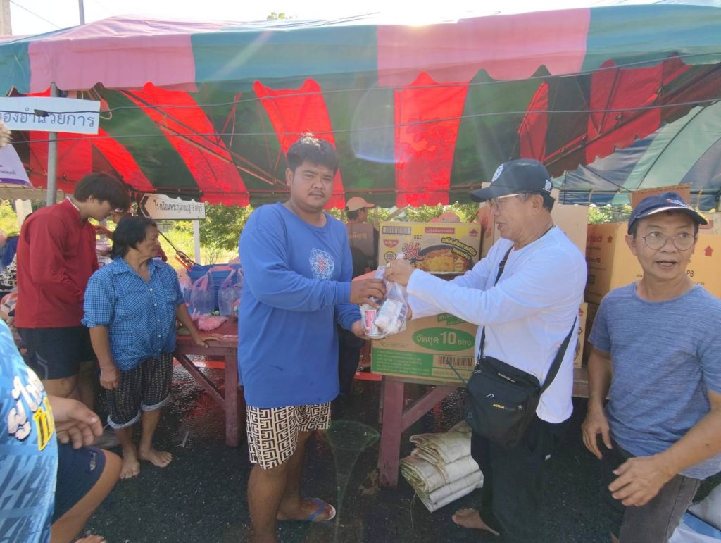 สิงห์บุรี / ผวจ.ช้าง–ชัยชาญ สิทธิวิรัชธรรม อดีตผู้ว่าฯ สิงห์บุรี ส่งกำลังใจผู้ประสบภัย มอบสิ่งของช่วยเหลือกว่า 400 ชุด 13 Talknews Online