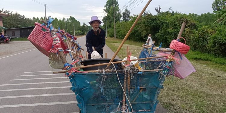 ปราจีนบุรี อึ้ง!หนุ่มพิการสู้ชีวิตเก็บของเก่าเลี้ยงชีพ 12 ปราจีนบุรี อึ้ง!หนุ่มพิการสู้ชีวิตเก็บของเก่าเลี้ยงชีพ