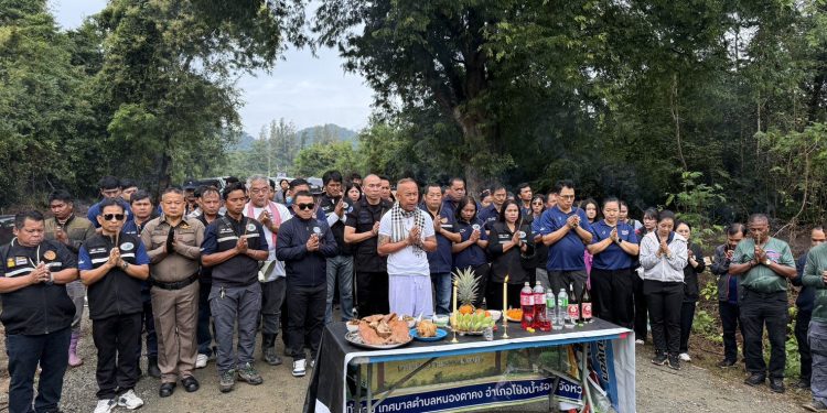 จันทบุรี/ประกอบพิธีบวงสรวงเจ้าป่าเจ้าเขา ก่อนเดินหน้าสร้างถนนเลียบชายแดน คลองตาคง 12 จันทบุรี/ประกอบพิธีบวงสรวงเจ้าป่าเจ้าเขา ก่อนเดินหน้าสร้างถนนเลียบชายแดน คลองตาคง