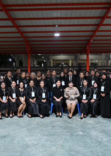 จังหวัดนครปฐม อำนวยความสะดวกให้กับประชาชนจากจังหวัดกระบี่ ที่เดินทางมาเข้าเฝ้าฯ กราบถวายบังคมพระบรมศพ สมเด็จพระนางเจ้าสิริกิติ์ พระบรมราชินีนาถ พระบรมราชชนนีพันปีหลวง ณ ศูนย์ต้อนรับและอำนวยความสะดวก พุทธมณฑล ก่อนเดินทางเข้าสู่พระที่นั่งดุสิตมหาปราสาท พระบรมมหาราชวัง 14 จังหวัดนครปฐม อำนวยความสะดวกให้กับประชาชนจากจังหวัดกระบี่ ที่เดินทางมาเข้าเฝ้าฯ กราบถวายบังคมพระบรมศพ สมเด็จพระนางเจ้าสิริกิติ์ พระบรมราชินีนาถ พระบรมราชชนนีพันปีหลวง ณ ศูนย์ต้อนรับและอำนวยความสะดวก พุทธมณฑล ก่อนเดินทางเข้าสู่พระที่นั่งดุสิตมหาปราสาท พระบรมมหาราชวัง