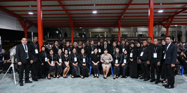 จังหวัดนครปฐม อำนวยความสะดวกให้กับประชาชนจากจังหวัดกระบี่ ที่เดินทางมาเข้าเฝ้าฯ กราบถวายบังคมพระบรมศพ สมเด็จพระนางเจ้าสิริกิติ์ พระบรมราชินีนาถ พระบรมราชชนนีพันปีหลวง ณ ศูนย์ต้อนรับและอำนวยความสะดวก พุทธมณฑล ก่อนเดินทางเข้าสู่พระที่นั่งดุสิตมหาปราสาท พระบรมมหาราชวัง 12 จังหวัดนครปฐม อำนวยความสะดวกให้กับประชาชนจากจังหวัดกระบี่ ที่เดินทางมาเข้าเฝ้าฯ กราบถวายบังคมพระบรมศพ สมเด็จพระนางเจ้าสิริกิติ์ พระบรมราชินีนาถ พระบรมราชชนนีพันปีหลวง ณ ศูนย์ต้อนรับและอำนวยความสะดวก พุทธมณฑล ก่อนเดินทางเข้าสู่พระที่นั่งดุสิตมหาปราสาท พระบรมมหาราชวัง