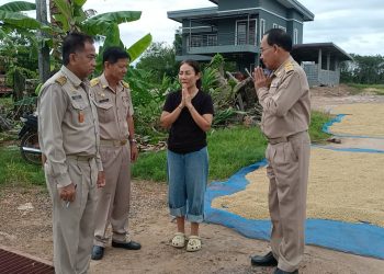 ปราจีนบุรี สาวถอยรถตกรางยูโครงการก่อสร้างอบต. 16 ปราจีนบุรี สาวถอยรถตกรางยูโครงการก่อสร้างอบต.