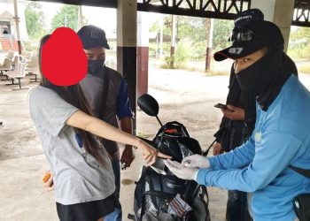 ศป.ปส.อ.เมืองแพร่ "สั่งการ" ปลัดอำเภอเจ้าพนักงานปกครองชำนาญการพิเศษ รก.นอภ.เมืองแพร่ มอบให้ ปลัดอำเภอ ร่วมกับ ตร.สภ.เมืองแพร่ จับกุมผู้ต้องหา ที่ป่าช้าจีน ยาบ้า 4 เม็ด 15 ศป.ปส.อ.เมืองแพร่ “สั่งการ” ปลัดอำเภอเจ้าพนักงานปกครองชำนาญการพิเศษ รก.นอภ.เมืองแพร่ มอบให้ ปลัดอำเภอ ร่วมกับ ตร.สภ.เมืองแพร่ จับกุมผู้ต้องหา ที่ป่าช้าจีน ยาบ้า 4 เม็ด