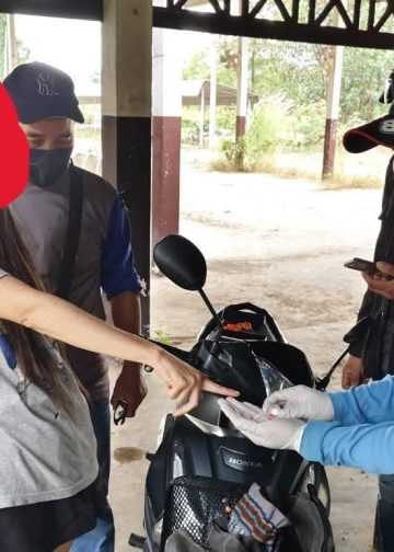 ศป.ปส.อ.เมืองแพร่ “สั่งการ” ปลัดอำเภอเจ้าพนักงานปกครองชำนาญการพิเศษ รก.นอภ.เมืองแพร่ มอบให้ ปลัดอำเภอ ร่วมกับ ตร.สภ.เมืองแพร่ จับกุมผู้ต้องหา ที่ป่าช้าจีน ยาบ้า 4 เม็ด