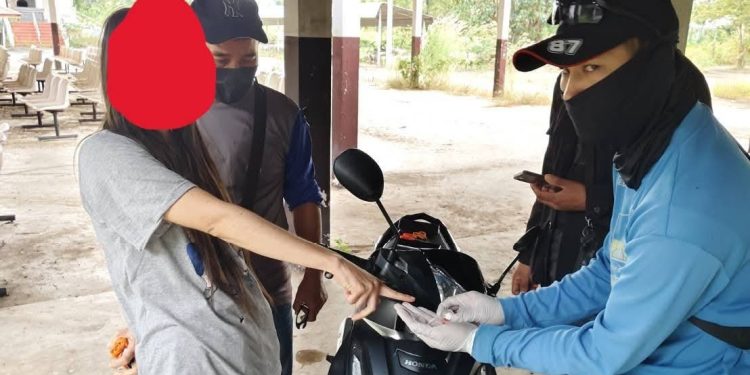 ศป.ปส.อ.เมืองแพร่ "สั่งการ" ปลัดอำเภอเจ้าพนักงานปกครองชำนาญการพิเศษ รก.นอภ.เมืองแพร่ มอบให้ ปลัดอำเภอ ร่วมกับ ตร.สภ.เมืองแพร่ จับกุมผู้ต้องหา ที่ป่าช้าจีน ยาบ้า 4 เม็ด 12 ศป.ปส.อ.เมืองแพร่ “สั่งการ” ปลัดอำเภอเจ้าพนักงานปกครองชำนาญการพิเศษ รก.นอภ.เมืองแพร่ มอบให้ ปลัดอำเภอ ร่วมกับ ตร.สภ.เมืองแพร่ จับกุมผู้ต้องหา ที่ป่าช้าจีน ยาบ้า 4 เม็ด