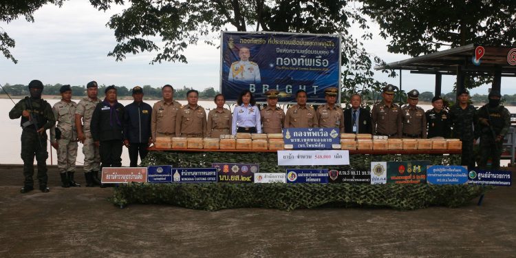 ทะลักไม่หยุด กกล.สุรศักดิ์มนตรี โดยหน่วยเรือโพนพิสัย นรข. เขตหนองคาย ร่วมกับหน่วยงานความมั่นคงในพื้นที่ รวบหนุ่มชาวหนองคาย ลักลอบขนยาบ้า 5.4 แสนเม็ด คาริมโขง 12 ทะลักไม่หยุด กกล.สุรศักดิ์มนตรี โดยหน่วยเรือโพนพิสัย นรข. เขตหนองคาย ร่วมกับหน่วยงานความมั่นคงในพื้นที่ รวบหนุ่มชาวหนองคาย ลักลอบขนยาบ้า 5.4 แสนเม็ด คาริมโขง