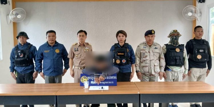 มุกดาหาร ปค.สิงห์เมืองมุก ลุยจับหนุ่มค้ายาบ้าชุมชนรากหญ้าขยายผลถึงตัวการใหญ่ 12 มุกดาหาร ปค.สิงห์เมืองมุก ลุยจับหนุ่มค้ายาบ้าชุมชนรากหญ้าขยายผลถึงตัวการใหญ่