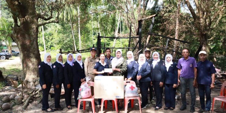 เหล่ากาชาดจังหวัดพังงา ลงพื้นที่เยี่ยมผู้ประสบอัคคีภัย ในพื้นที่อำเภอเกาะยาว 12 เหล่ากาชาดจังหวัดพังงา ลงพื้นที่เยี่ยมผู้ประสบอัคคีภัย ในพื้นที่อำเภอเกาะยาว