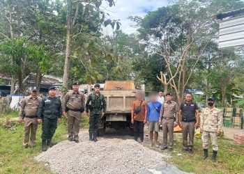 กาญจนบุรี – ทหาร ฉก.ลาดหญ้า กองกำลังสุรสีห์ สกัดจับรถบรรทุกดินสอดไส้สินค้าหนีภาษีหวังตบตาเจ้าหน้าที่ มูลค่ากว่า 1 ล้านบาท