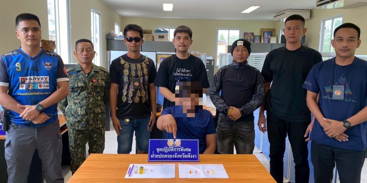 พังงา-ฝ่ายปกครองจังหวัดพังงา เดินหน้ากวาดล้างยาเสพติด 2 จุด จับผู้ต้องหาได้ 2 ราย พร้อมของกลางยาบ้ารวม 195 เม็ด