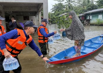 หน่วยทหารพัฒนาที่ 4 นราธิวาส เข้าช่วยเหลือประชาชนที่ประสบอุทกภัย 18 หน่วยทหารพัฒนาที่ 4 นราธิวาส เข้าช่วยเหลือประชาชนที่ประสบอุทกภัย