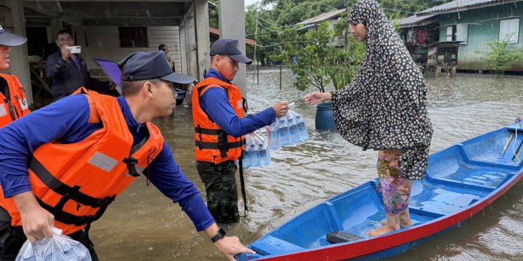 หน่วยทหารพัฒนาที่ 4 นราธิวาส เข้าช่วยเหลือประชาชนที่ประสบอุทกภัย 12 หน่วยทหารพัฒนาที่ 4 นราธิวาส เข้าช่วยเหลือประชาชนที่ประสบอุทกภัย