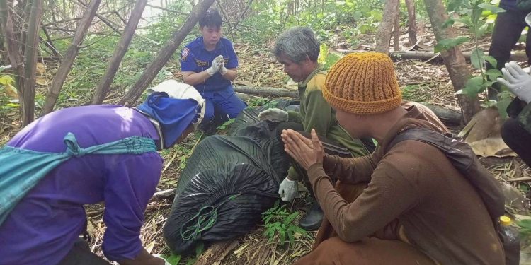กาญจนบุรี – ทำพิธีเปิดป่าขอขมา! หลังออกหาเห็ดหายตัว 5 วัน สุดท้ายความเชื่อนำทางพบร่างหนุ่มวัย 25 จบชีวิตตัวเองกลางป่าลึก