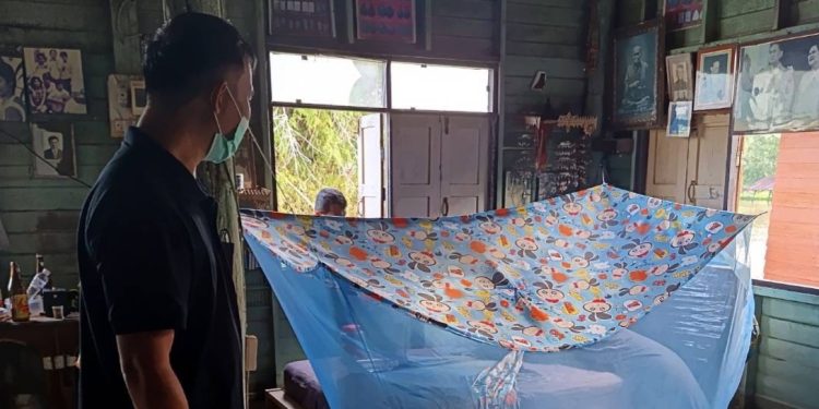 นครปฐม สลดน้ำท่วมบ้าน ลุงวัย 63 ปี นอนคว่ำหน้าจมน้ำดับอยู่ในมุ้งกลางบ้าน 12 นครปฐม สลดน้ำท่วมบ้าน ลุงวัย 63 ปี นอนคว่ำหน้าจมน้ำดับอยู่ในมุ้งกลางบ้าน