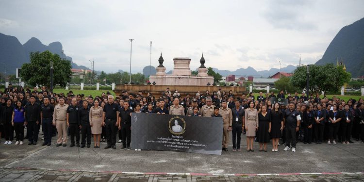 พสกนิกรจังหวัดพังงา เดินทางเข้าเฝ้าฯกราบถวายบังคมพระบรมศพ สมเด็จพระบรมราชชนนีพันปีหลวง