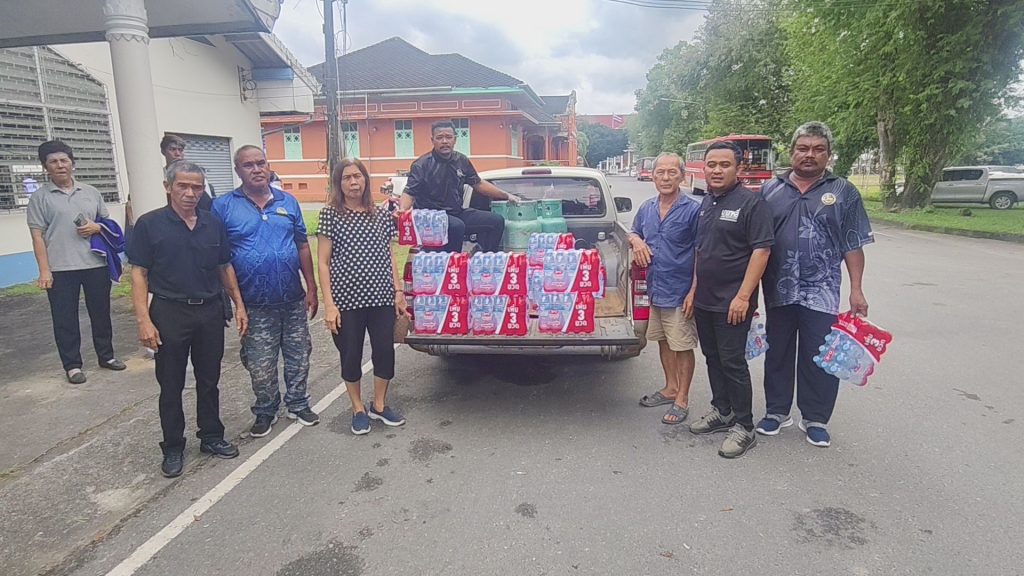 พังงา ชมรมกำนันผู้ใหญ่บ้านอำเภอตะกั่วป่าร่วมกับหลายภาคส่วนที่เคยประสบภัยสึนามิระดมสิ่งของช่วยเหลือประชาชนที่ประสบภัยน้ำท่วมภาคใต้ 13 Talknews Online