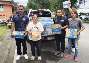 พังงา ชมรมกำนันผู้ใหญ่บ้านอำเภอตะกั่วป่าร่วมกับหลายภาคส่วนที่เคยประสบภัยสึนามิระดมสิ่งของช่วยเหลือประชาชนที่ประสบภัยน้ำท่วมภาคใต้