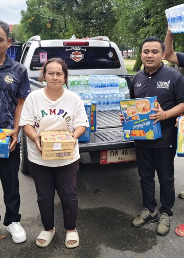 พังงา ชมรมกำนันผู้ใหญ่บ้านอำเภอตะกั่วป่าร่วมกับหลายภาคส่วนที่เคยประสบภัยสึนามิระดมสิ่งของช่วยเหลือประชาชนที่ประสบภัยน้ำท่วมภาคใต้