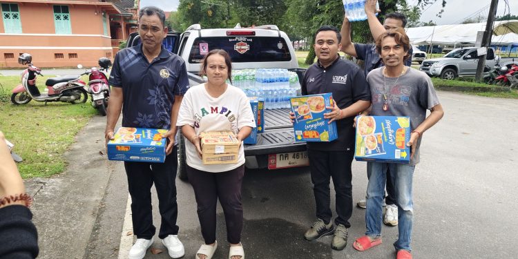 พังงา ชมรมกำนันผู้ใหญ่บ้านอำเภอตะกั่วป่าร่วมกับหลายภาคส่วนที่เคยประสบภัยสึนามิระดมสิ่งของช่วยเหลือประชาชนที่ประสบภัยน้ำท่วมภาคใต้