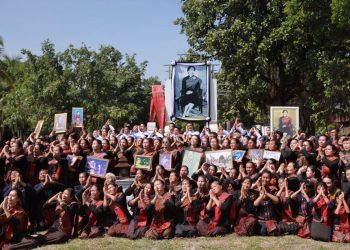 กาฬสินธุ์สุดอาลัยพระพันปีหลวง สตรีบ้านโพนย้อน 43 ปีเสด็จเยี่ยมราษฎรบ้านโพน “25 พ.ย.25” เปิดโชว์ผ้าไหมวิจิตรแพรวาราชินีไหม ยาว 60 ม.บรรจุ 60 ลายโบราณผืนผ้าแห่งแผ่นดิน 16 กาฬสินธุ์สุดอาลัยพระพันปีหลวง สตรีบ้านโพนย้อน 43 ปีเสด็จเยี่ยมราษฎรบ้านโพน “25 พ.ย.25” เปิดโชว์ผ้าไหมวิจิตรแพรวาราชินีไหม ยาว 60 ม.บรรจุ 60 ลายโบราณผืนผ้าแห่งแผ่นดิน