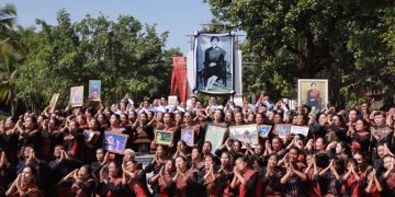 กาฬสินธุ์สุดอาลัยพระพันปีหลวง สตรีบ้านโพนย้อน 43 ปีเสด็จเยี่ยมราษฎรบ้านโพน “25 พ.ย.25” เปิดโชว์ผ้าไหมวิจิตรแพรวาราชินีไหม ยาว 60 ม.บรรจุ 60 ลายโบราณผืนผ้าแห่งแผ่นดิน 31 กาฬสินธุ์สุดอาลัยพระพันปีหลวง สตรีบ้านโพนย้อน 43 ปีเสด็จเยี่ยมราษฎรบ้านโพน “25 พ.ย.25” เปิดโชว์ผ้าไหมวิจิตรแพรวาราชินีไหม ยาว 60 ม.บรรจุ 60 ลายโบราณผืนผ้าแห่งแผ่นดิน