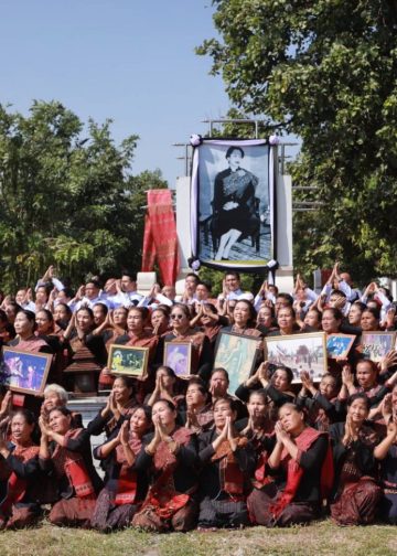 กาฬสินธุ์สุดอาลัยพระพันปีหลวง สตรีบ้านโพนย้อน 43 ปีเสด็จเยี่ยมราษฎรบ้านโพน “25 พ.ย.25” เปิดโชว์ผ้าไหมวิจิตรแพรวาราชินีไหม ยาว 60 ม.บรรจุ 60 ลายโบราณผืนผ้าแห่งแผ่นดิน