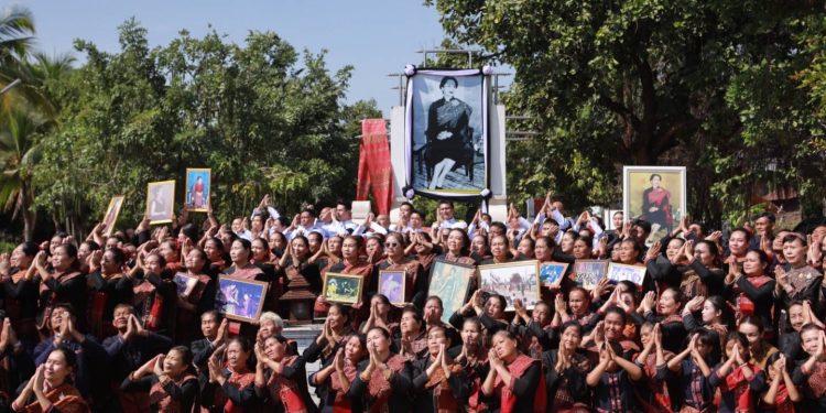 กาฬสินธุ์สุดอาลัยพระพันปีหลวง สตรีบ้านโพนย้อน 43 ปีเสด็จเยี่ยมราษฎรบ้านโพน “25 พ.ย.25” เปิดโชว์ผ้าไหมวิจิตรแพรวาราชินีไหม ยาว 60 ม.บรรจุ 60 ลายโบราณผืนผ้าแห่งแผ่นดิน