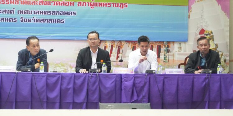 สกลนคร เปิดเวทีรับฟังเสียงประชาชนในการแก้ปัญหาสิทธิ์ทำกินรอบหนองหาร