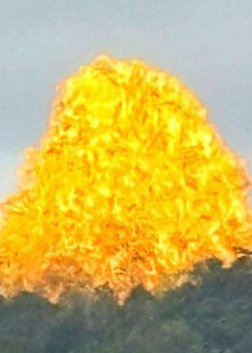 กาญจนบุรี – ฮือฮาในโลกโซเชียส สุดแปลกตาบนท้องฟ้าเหลืองอร่าม! นักท่องเที่ยวเก็บภาพ ยอดเขาแหลม อำเภอทองผาภูมิ กลายเป็นสีทอง