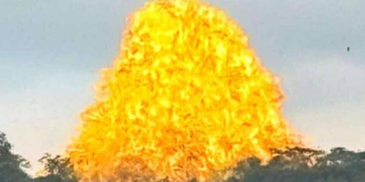 กาญจนบุรี – ฮือฮาในโลกโซเชียส สุดแปลกตาบนท้องฟ้าเหลืองอร่าม! นักท่องเที่ยวเก็บภาพ ยอดเขาแหลม อำเภอทองผาภูมิ กลายเป็นสีทอง