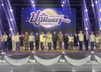 ปทุมธานี ประชาชน แห่ลอยกระทง สวนเทพปทุม สองสามีภรรยาทำกระทงรูปทหารและรถถังขออวยพรปกป้องทหารกล้าปลอดภัย 17 ปทุมธานี ประชาชน แห่ลอยกระทง สวนเทพปทุม สองสามีภรรยาทำกระทงรูปทหารและรถถังขออวยพรปกป้องทหารกล้าปลอดภัย