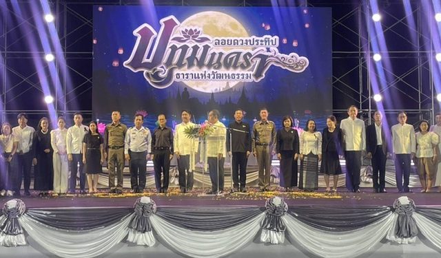 ปทุมธานี ประชาชน แห่ลอยกระทง สวนเทพปทุม สองสามีภรรยาทำกระทงรูปทหารและรถถังขออวยพรปกป้องทหารกล้าปลอดภัย 12 ปทุมธานี ประชาชน แห่ลอยกระทง สวนเทพปทุม สองสามีภรรยาทำกระทงรูปทหารและรถถังขออวยพรปกป้องทหารกล้าปลอดภัย