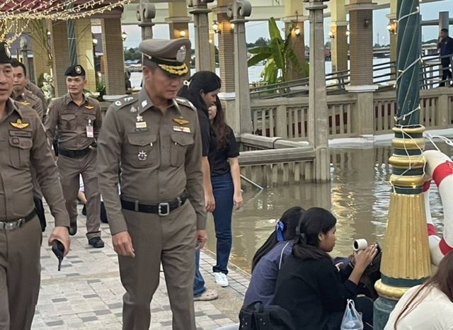 ปทุมธานี ประชาชน แห่ลอยกระทง สวนเทพปทุม สองสามีภรรยาทำกระทงรูปทหารและรถถังขออวยพรปกป้องทหารกล้าปลอดภัย 13 Talknews Online