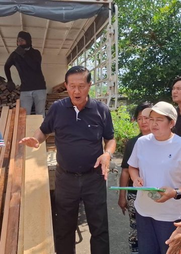 ปทุมธานี เจ้าพระยายังเอ่อล้นท่วมไม่ลด นายก ทม.บางกะดี เตรียมพร้อมป้องน้ำเขตหมู่บ้านและนิคมอุตสาหกรรม