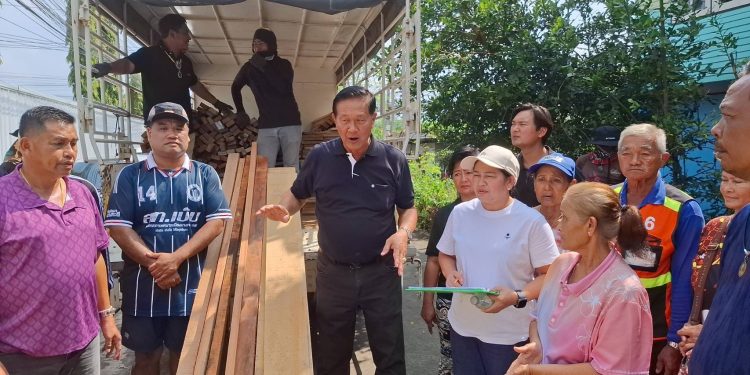 ปทุมธานี เจ้าพระยายังเอ่อล้นท่วมไม่ลด นายก ทม.บางกะดี เตรียมพร้อมป้องน้ำเขตหมู่บ้านและนิคมอุตสาหกรรม 12 ปทุมธานี เจ้าพระยายังเอ่อล้นท่วมไม่ลด นายก ทม.บางกะดี เตรียมพร้อมป้องน้ำเขตหมู่บ้านและนิคมอุตสาหกรรม