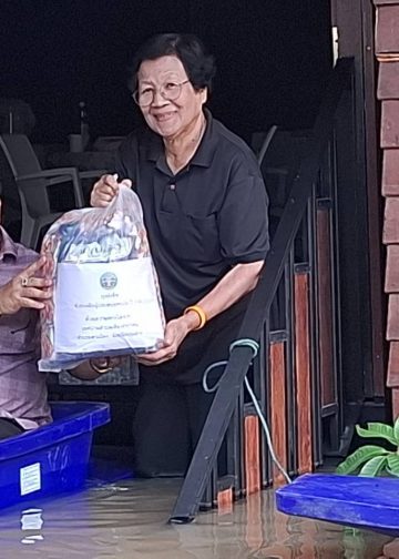 ปทุมธานี ชาวบ้านปลื้ม นายกใหญ่ ไม่เคยทอดทิ้งมอบทิ้งเรือและถุงยังชีพ พร้อมสั่งเร่งเสริมแนวคันกั้นน้ำ