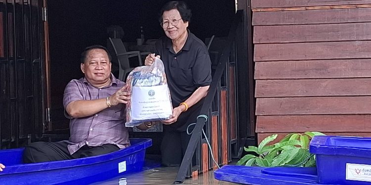 ปทุมธานี ชาวบ้านปลื้ม นายกใหญ่ ไม่เคยทอดทิ้งมอบทิ้งเรือและถุงยังชีพ พร้อมสั่งเร่งเสริมแนวคันกั้นน้ำ 12 ปทุมธานี ชาวบ้านปลื้ม นายกใหญ่ ไม่เคยทอดทิ้งมอบทิ้งเรือและถุงยังชีพ พร้อมสั่งเร่งเสริมแนวคันกั้นน้ำ