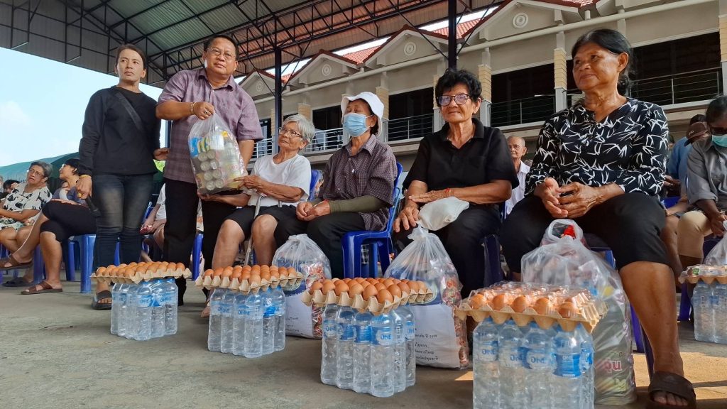 ปทุมธานี ชาวบ้านปลื้ม นายกใหญ่ ไม่เคยทอดทิ้งมอบทิ้งเรือและถุงยังชีพ พร้อมสั่งเร่งเสริมแนวคันกั้นน้ำ 13 Talknews Online